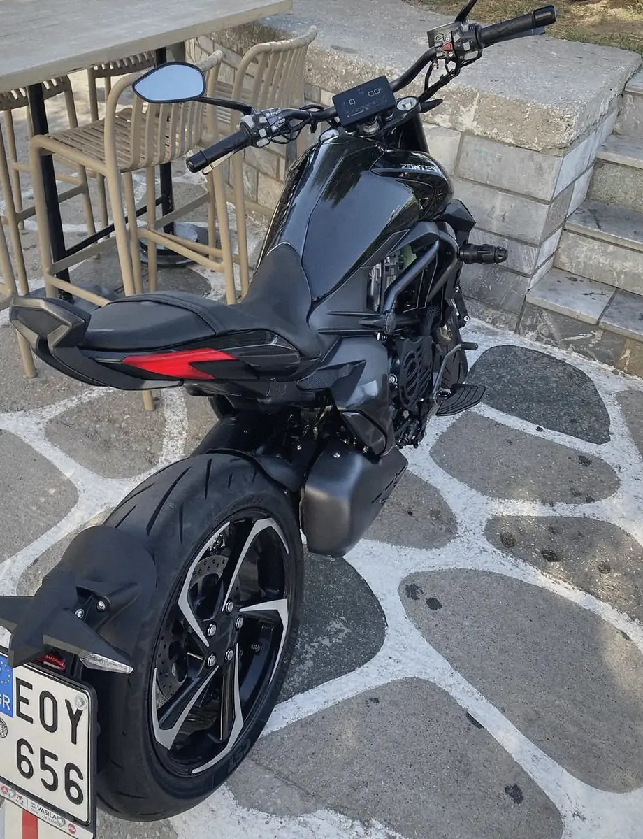 Μοτοσυκλέτα της σχολής σε πλακόστρωτο της Τήνου