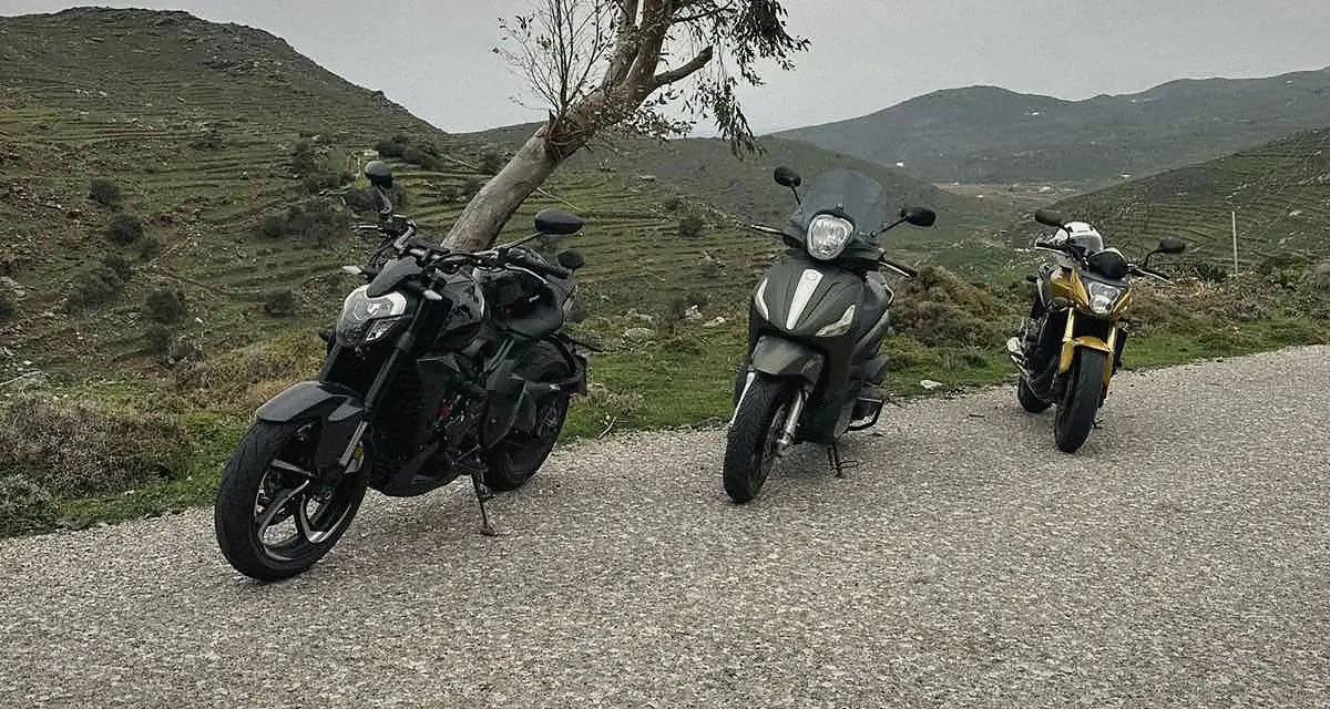 Τρεις μοτοσυκλέτες της σχολής στους λόφους της Τήνου