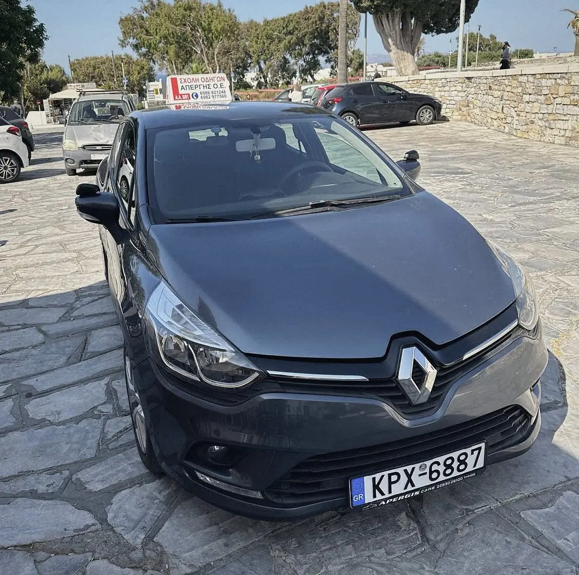 Το Renault Clio της σχολής σε πέτρινη πλατεία