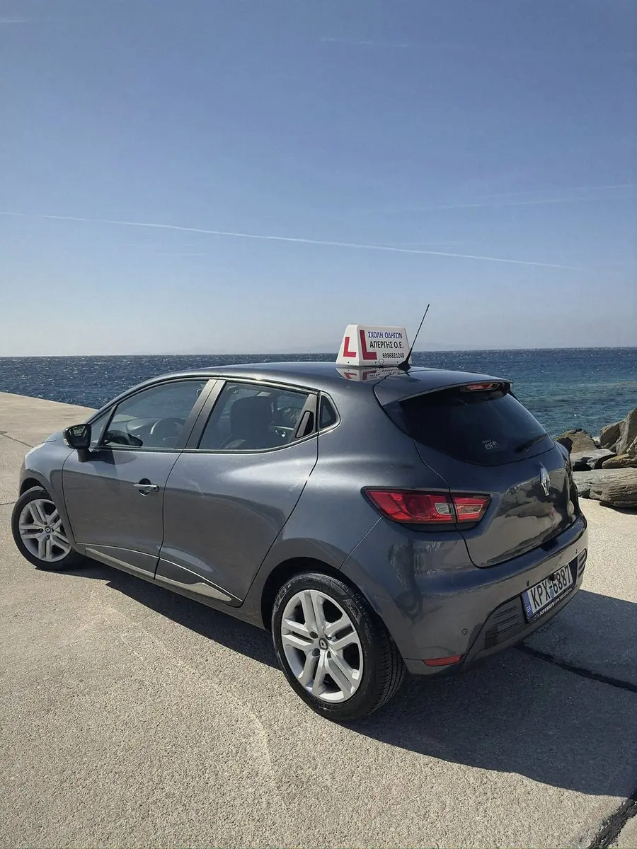 Το Renault Clio της σχολής δίπλα στη θάλασσα της Τήνου