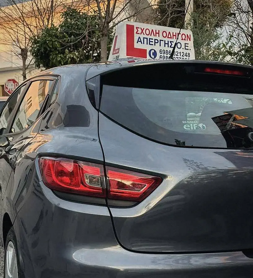 Η πινακίδα της σχολής στην οροφή του αυτοκινήτου